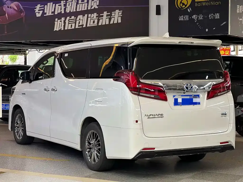 Toyota Alphard — фото 5