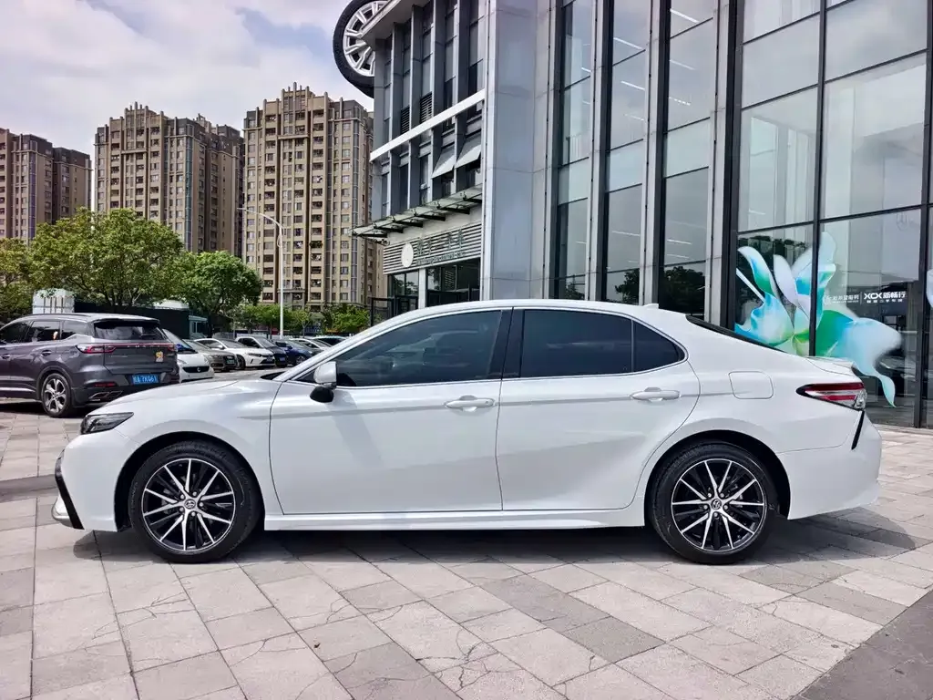 Toyota Camry — фото 3