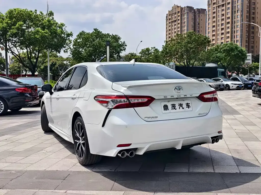 Toyota Camry — фото 10