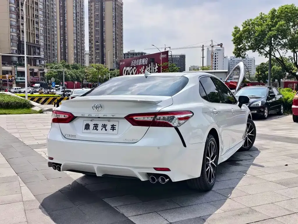 Toyota Camry — фото 9