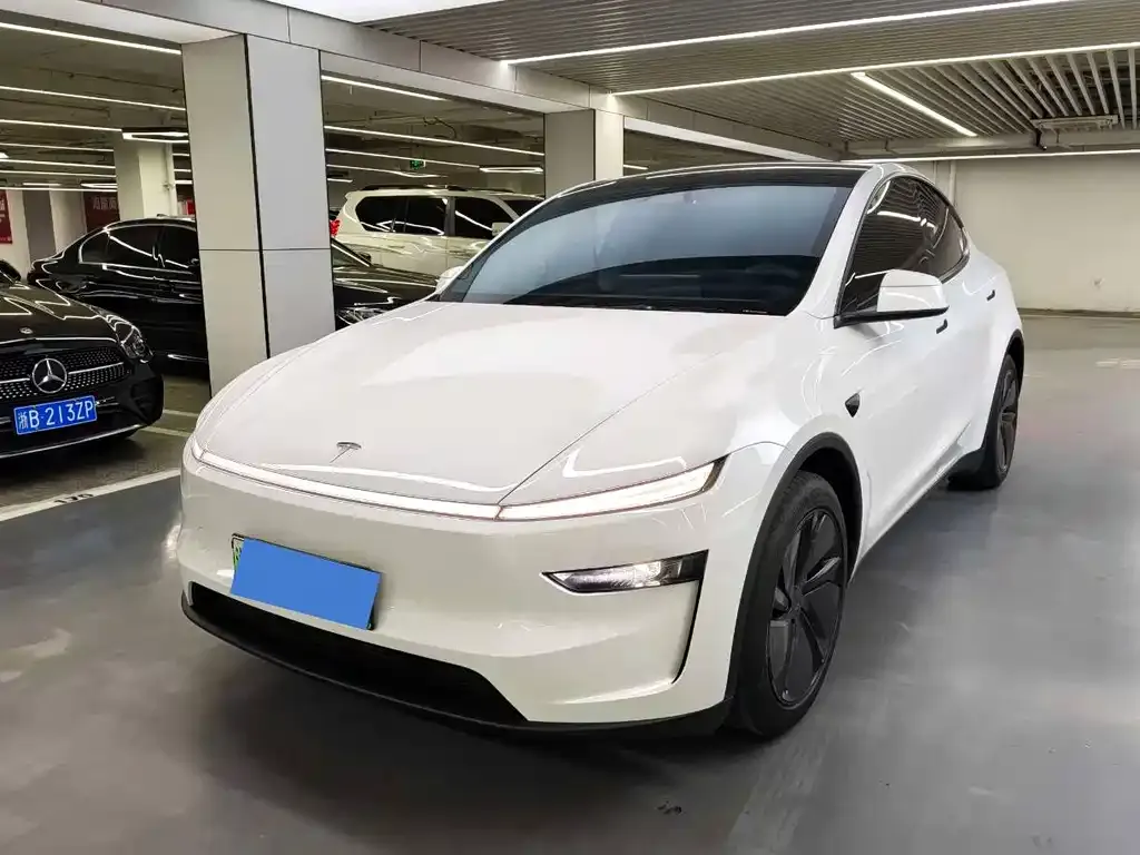 Tesla Model Y — фото 1