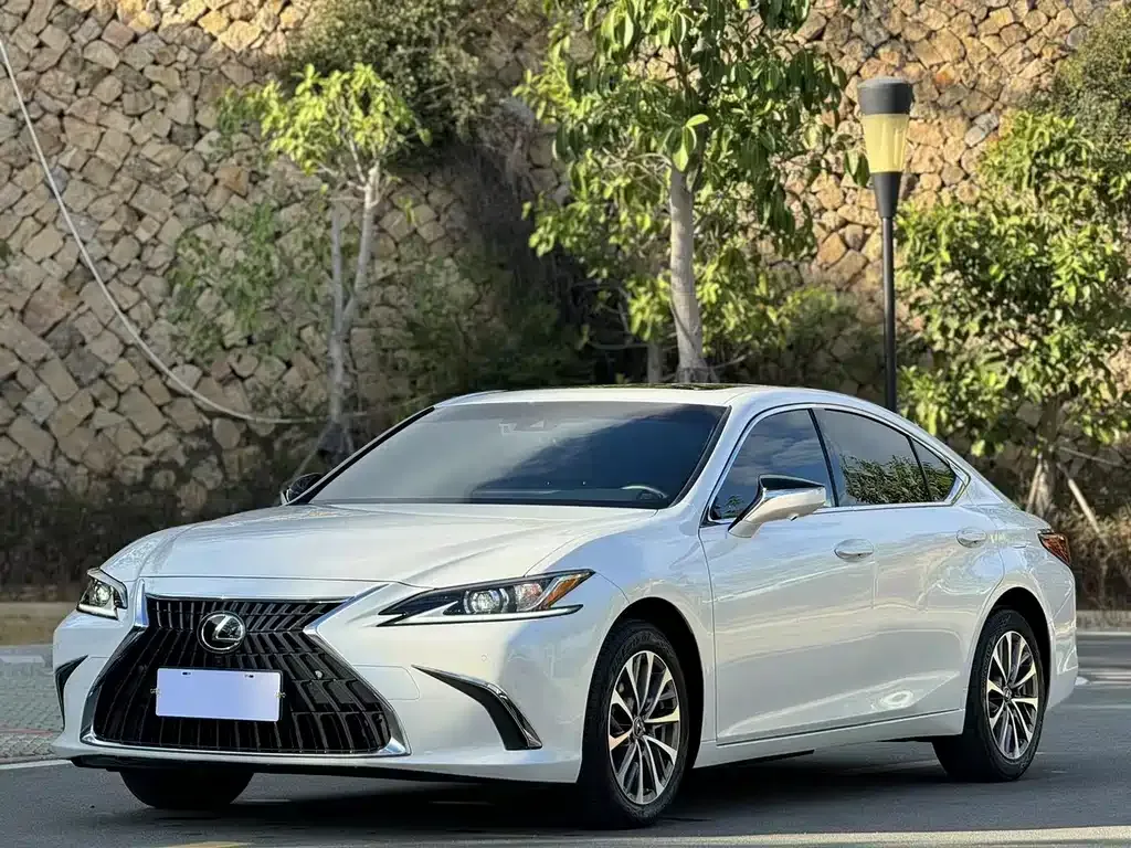 Lexus ES — фото 1