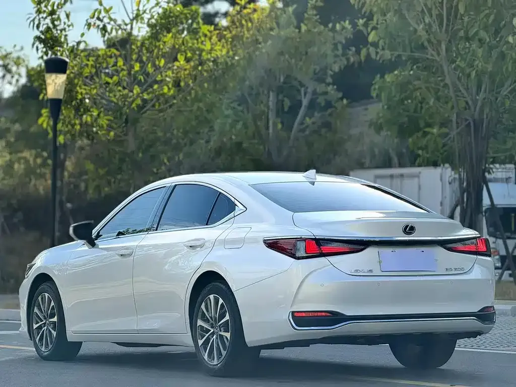 Lexus ES — фото 8