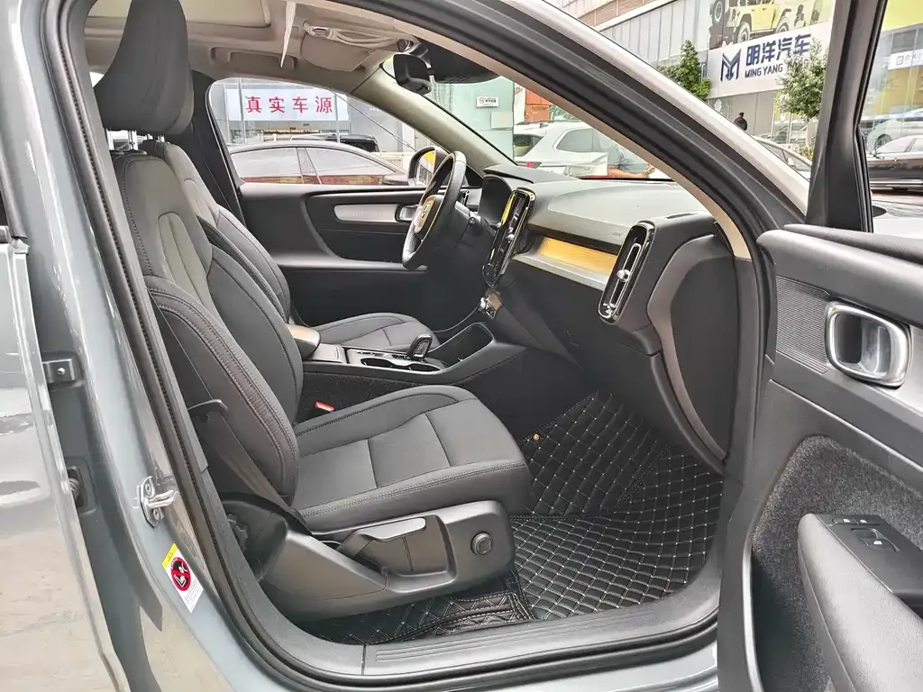 Volvo XC40 — фото 10