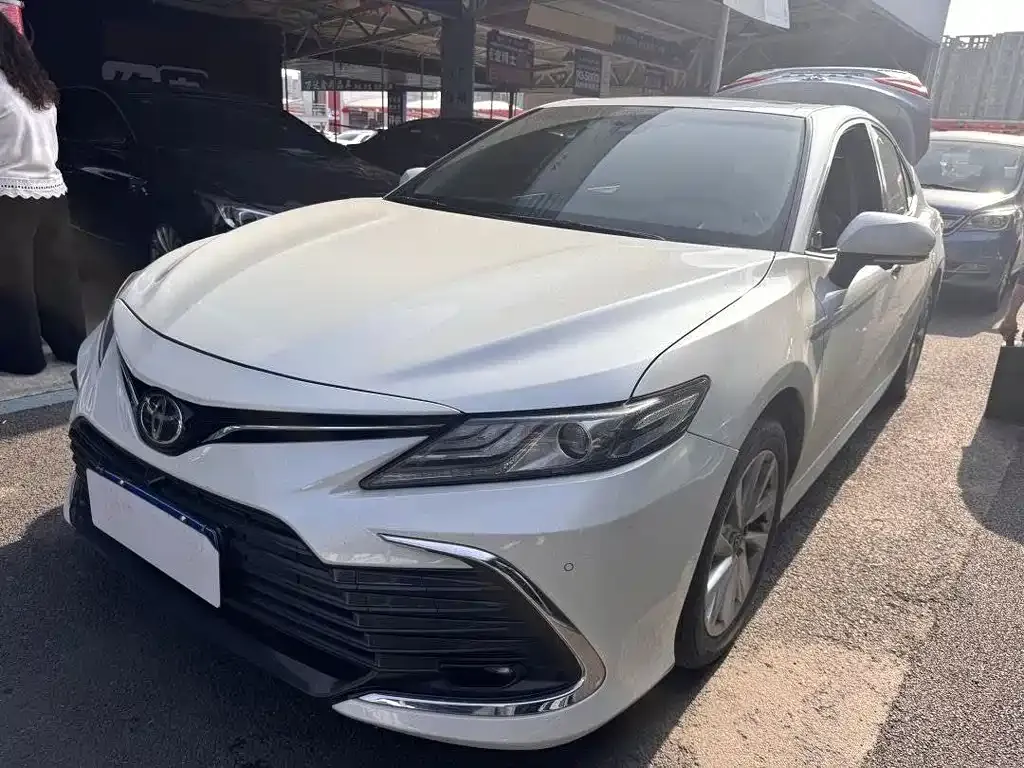 Toyota Camry — фото 1
