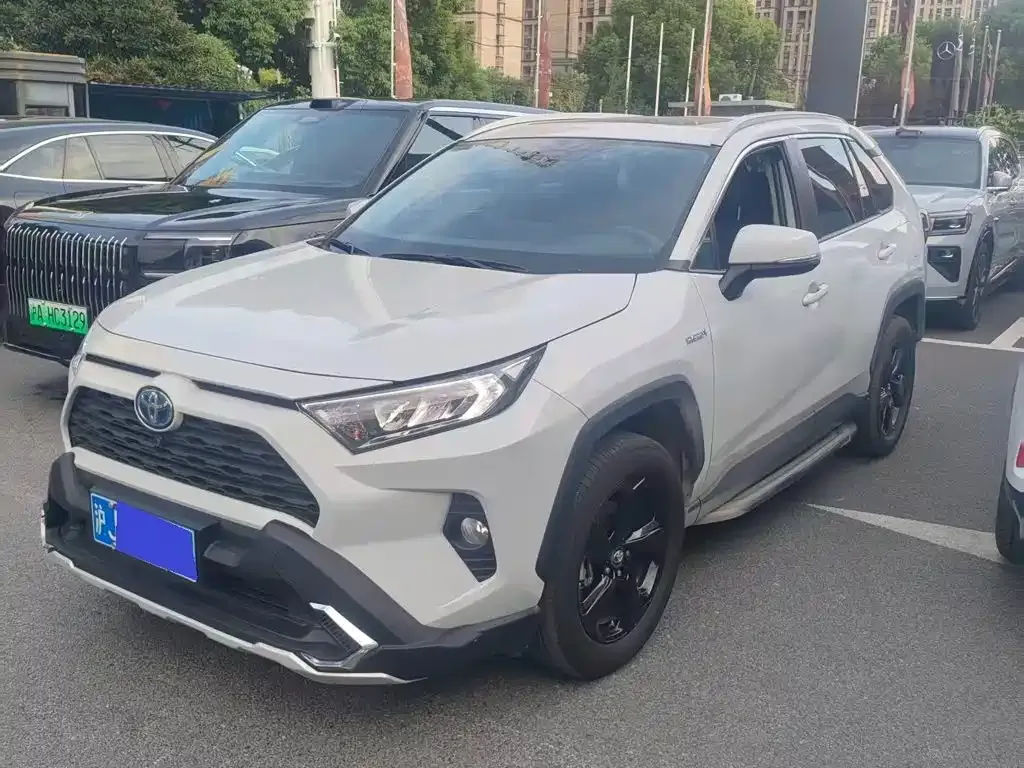 Toyota RAV4 — фото 1