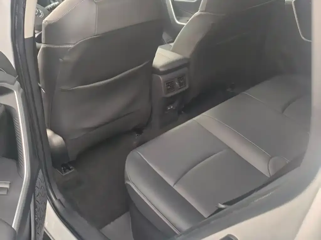 Toyota RAV4 — фото 7