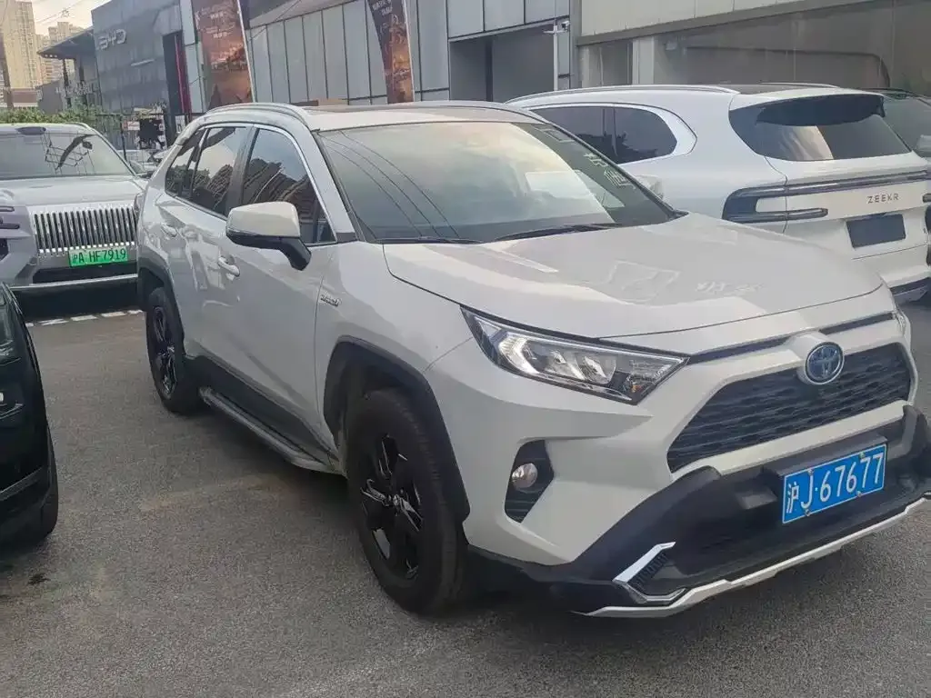 Toyota RAV4 — фото 8
