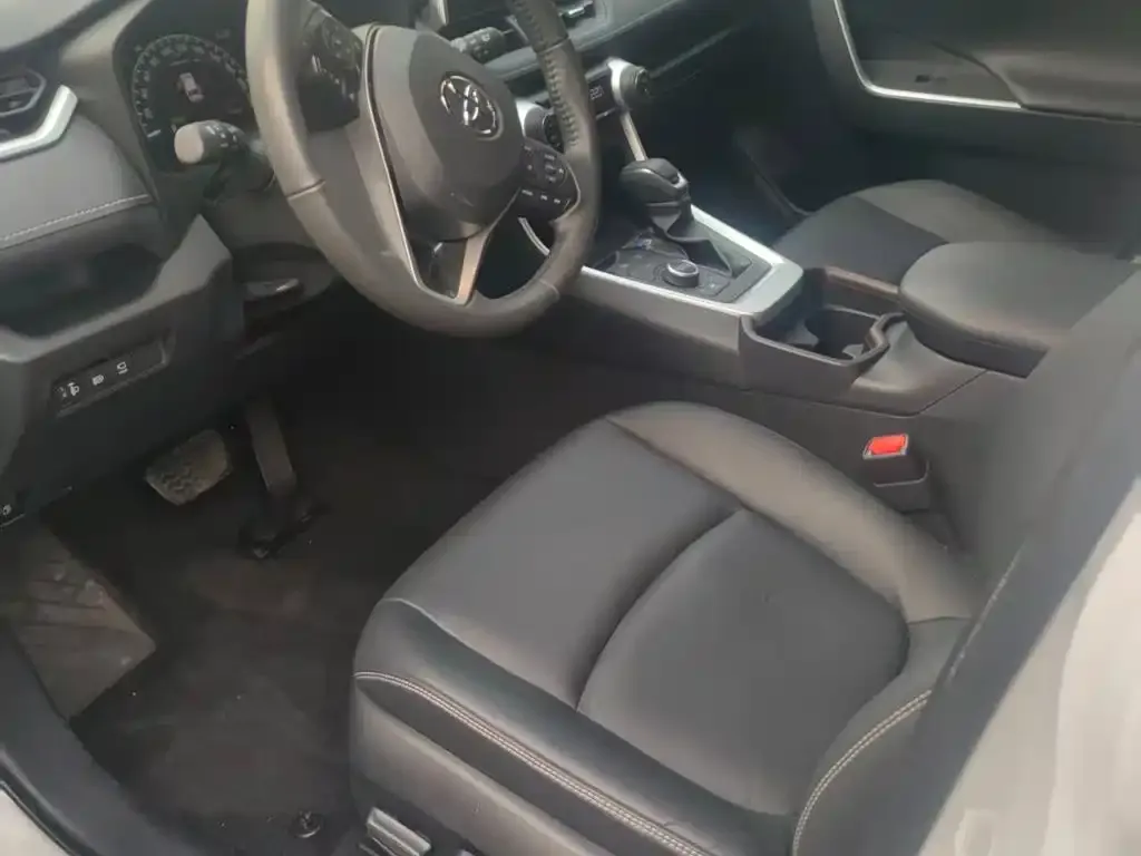 Toyota RAV4 — фото 4
