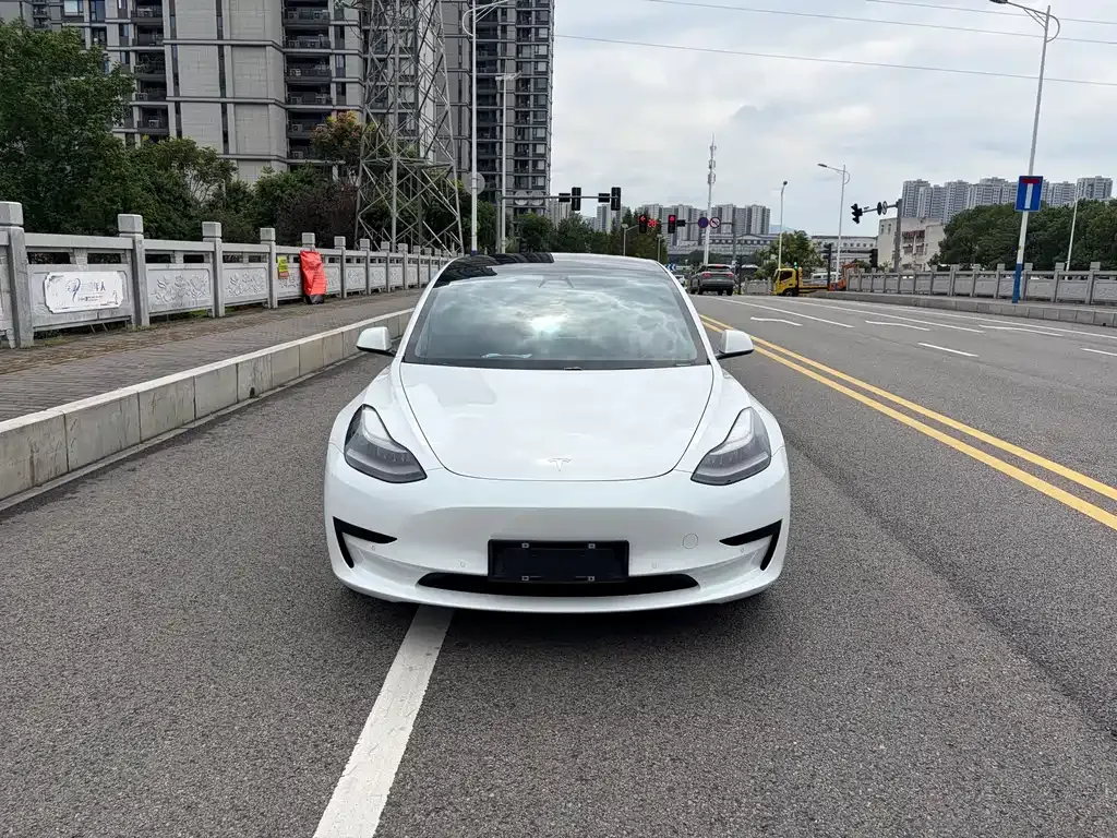 Tesla Model 3 — фото 9