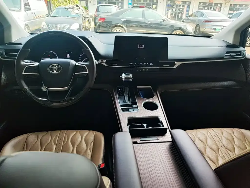 Toyota Granvia — фото 6