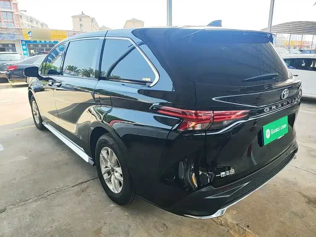 Toyota Granvia — фото 7
