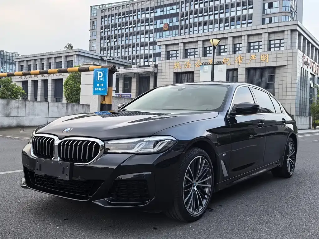BMW 5 Series — фото 1