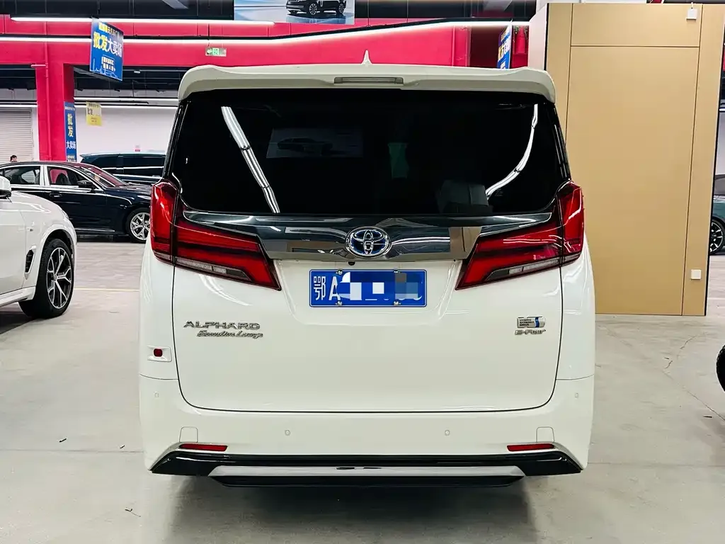 Toyota Alphard — фото 2