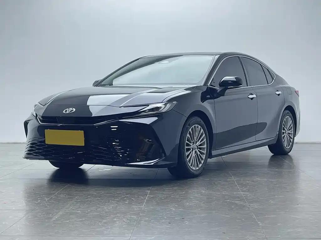 Toyota Camry — фото 1