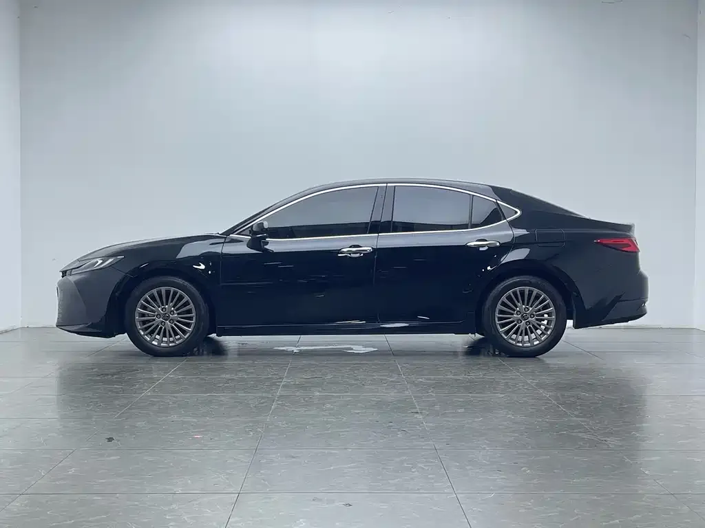 Toyota Camry — фото 9