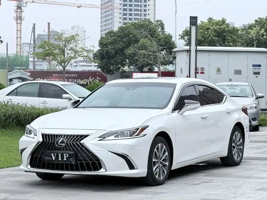 Lexus ES — фото 1