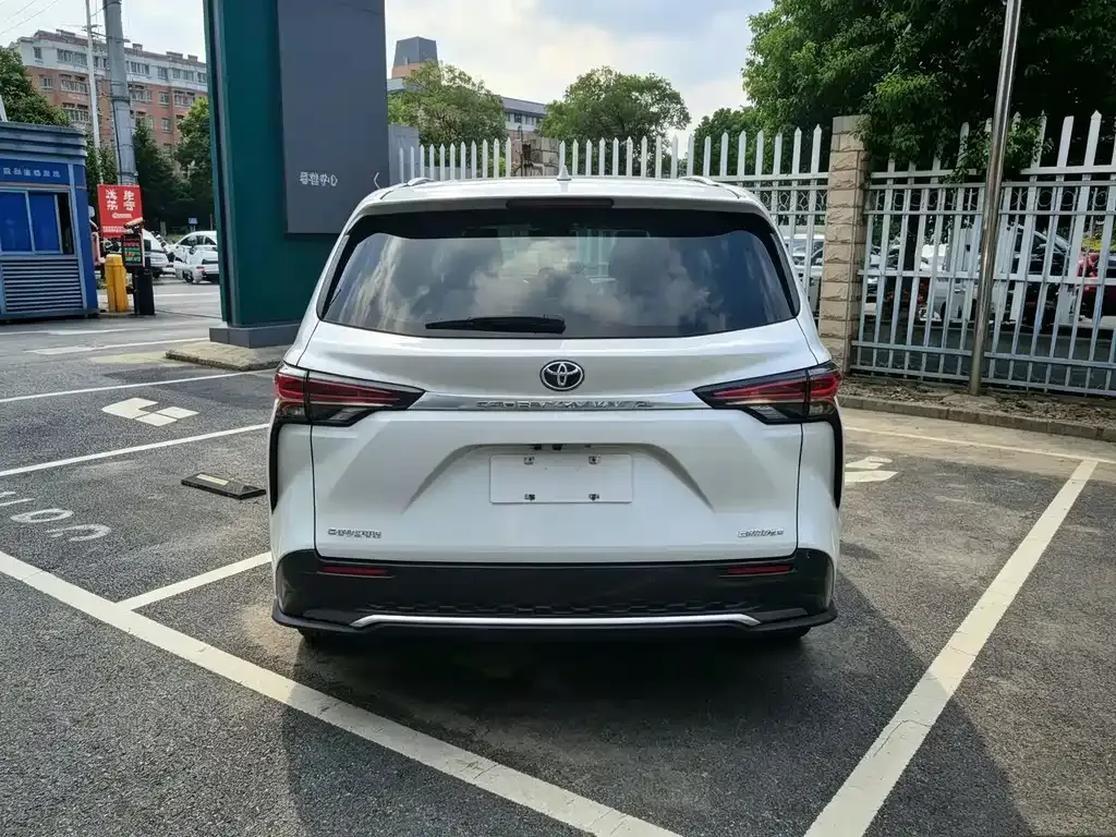 Toyota Granvia — фото 7