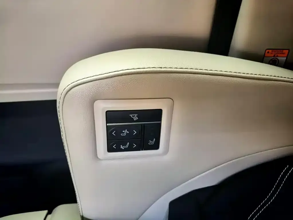 Toyota Granvia — фото 2