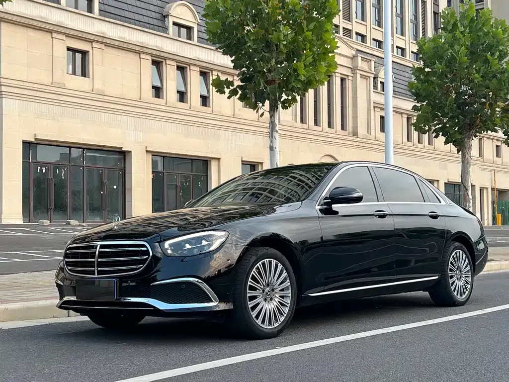 Mercedes-Benz E-Class — фото 1