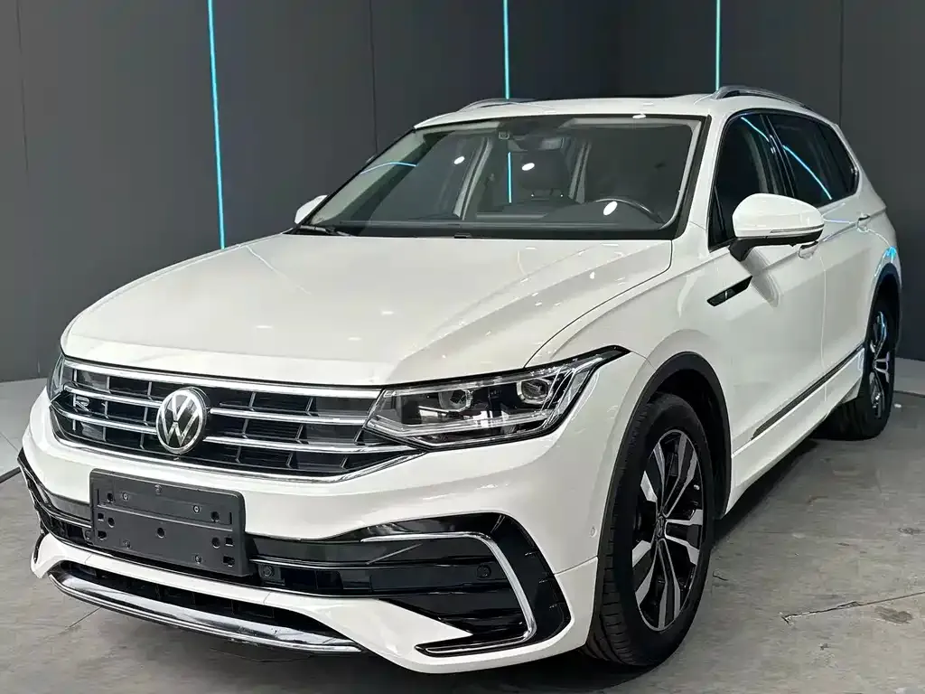 Volkswagen Tiguan L — фото 1