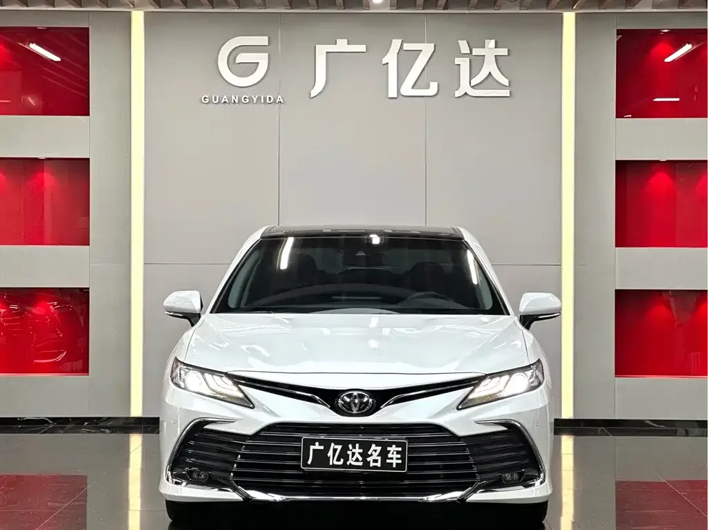 Toyota Camry — фото 2