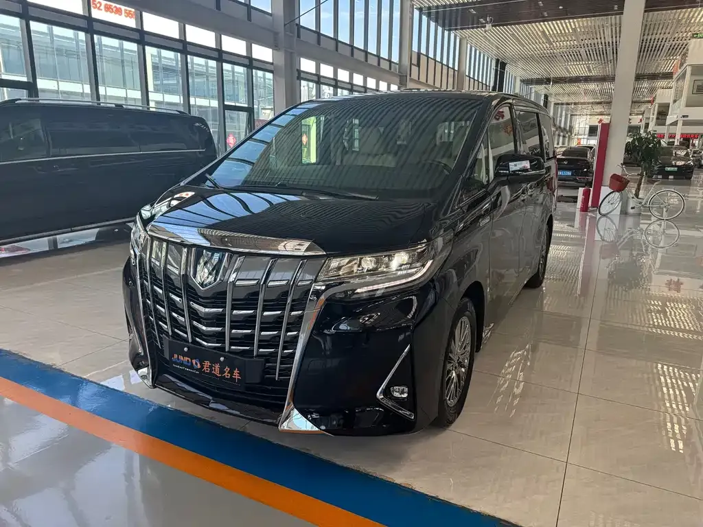 Toyota Alphard — фото 1