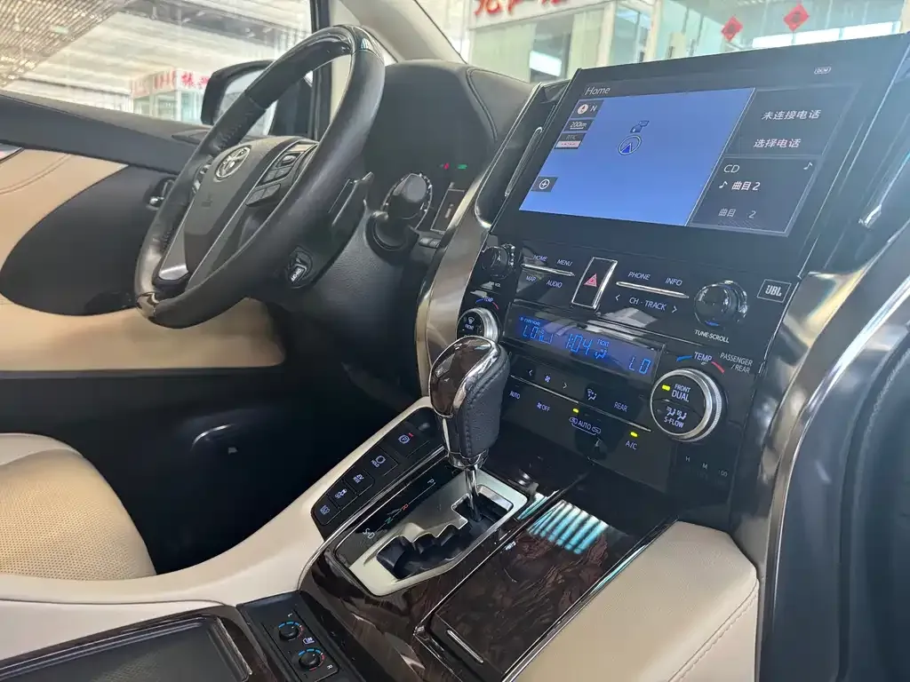 Toyota Alphard — фото 9