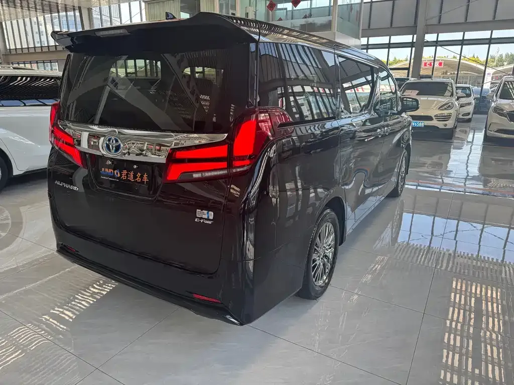 Toyota Alphard — фото 8