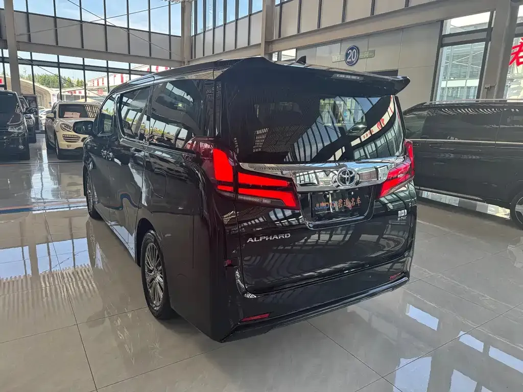 Toyota Alphard — фото 7