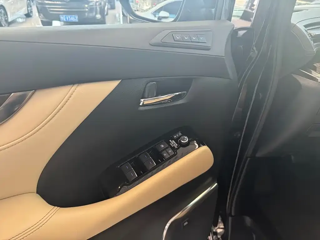 Toyota Alphard — фото 2