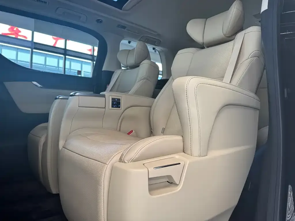 Toyota Alphard — фото 5