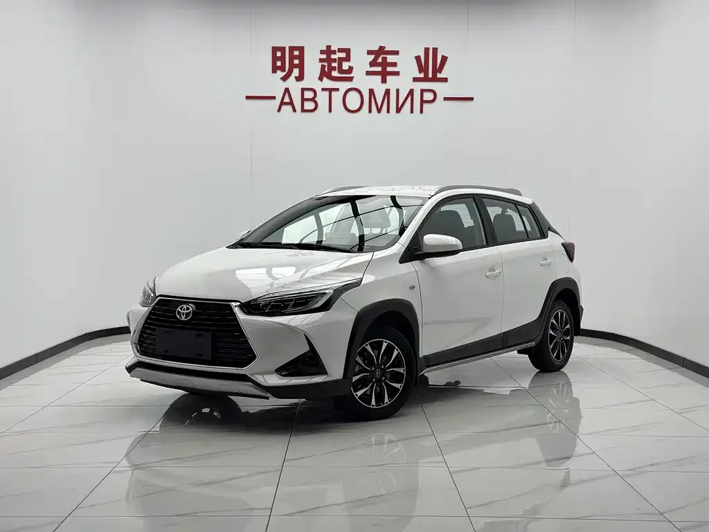 Toyota Yaris L — фото 1