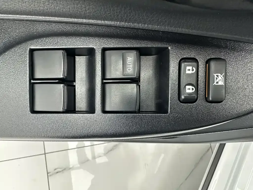Toyota Yaris L — фото 10