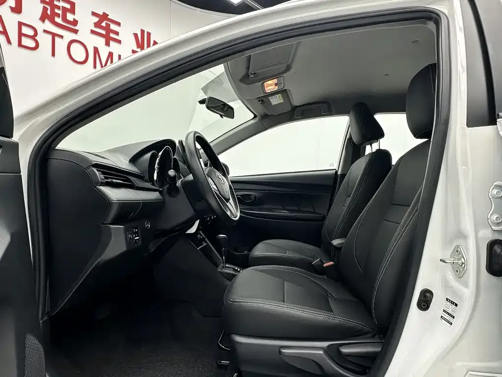 Toyota Yaris L — фото 8