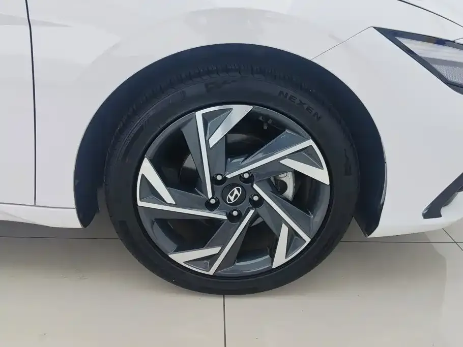 Hyundai Elantra — фото 2
