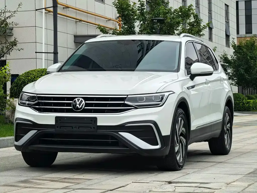 Volkswagen Tiguan L — фото 1