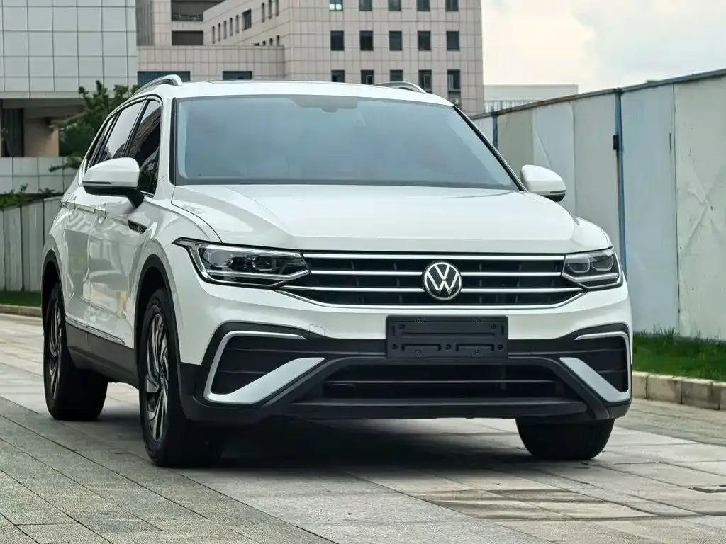 Volkswagen Tiguan L — фото 9