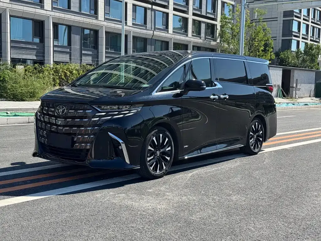 Toyota Alphard — фото 1
