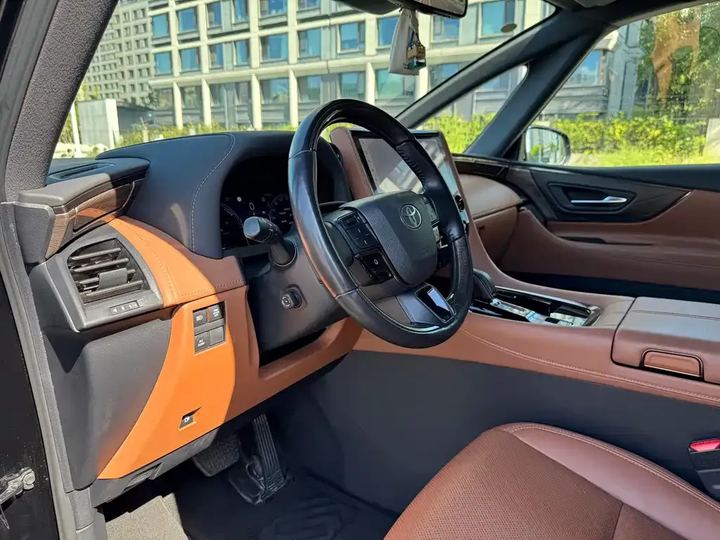 Toyota Alphard — фото 2