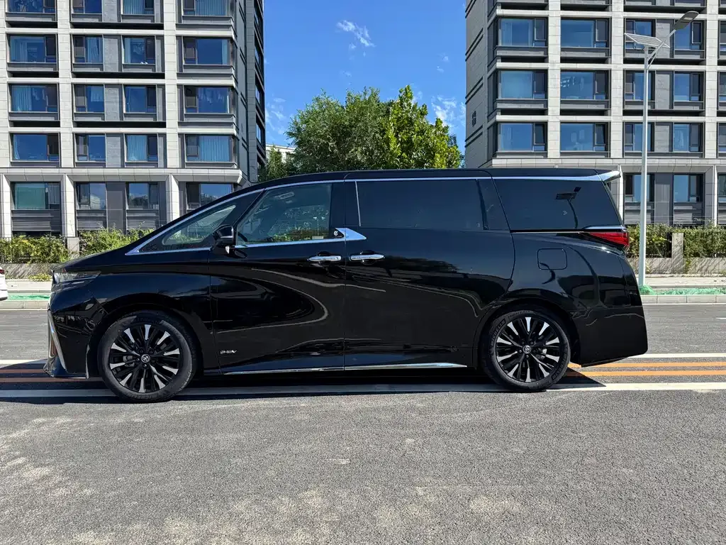 Toyota Alphard — фото 4