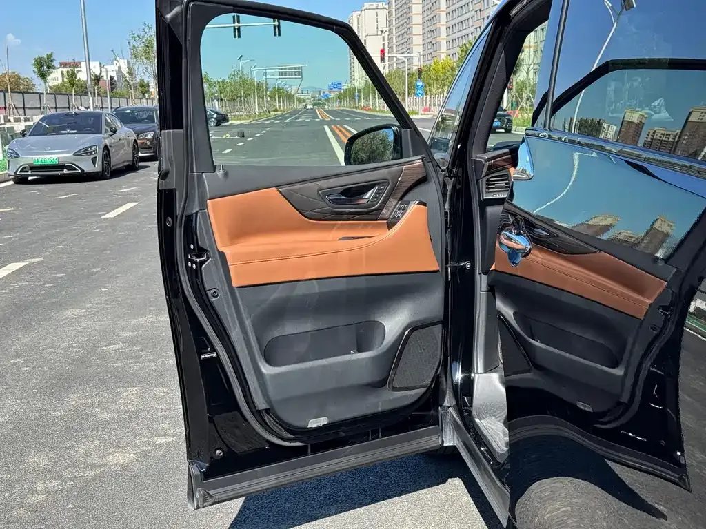 Toyota Alphard — фото 9