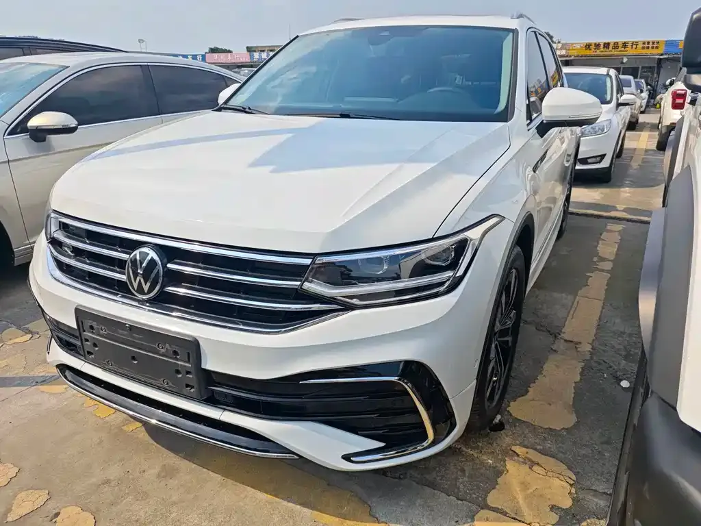 Volkswagen Tiguan L — фото 1