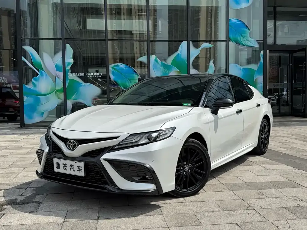 Toyota Camry — фото 1