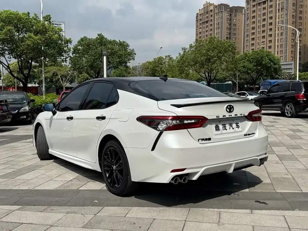 Toyota Camry — фото 5