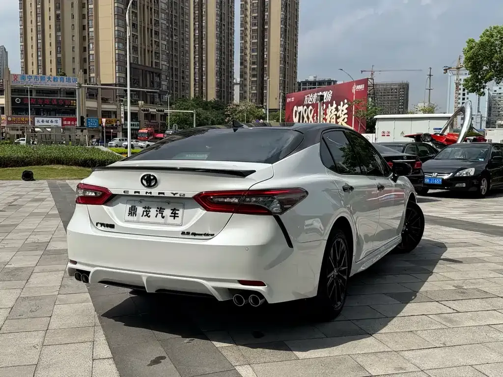 Toyota Camry — фото 9