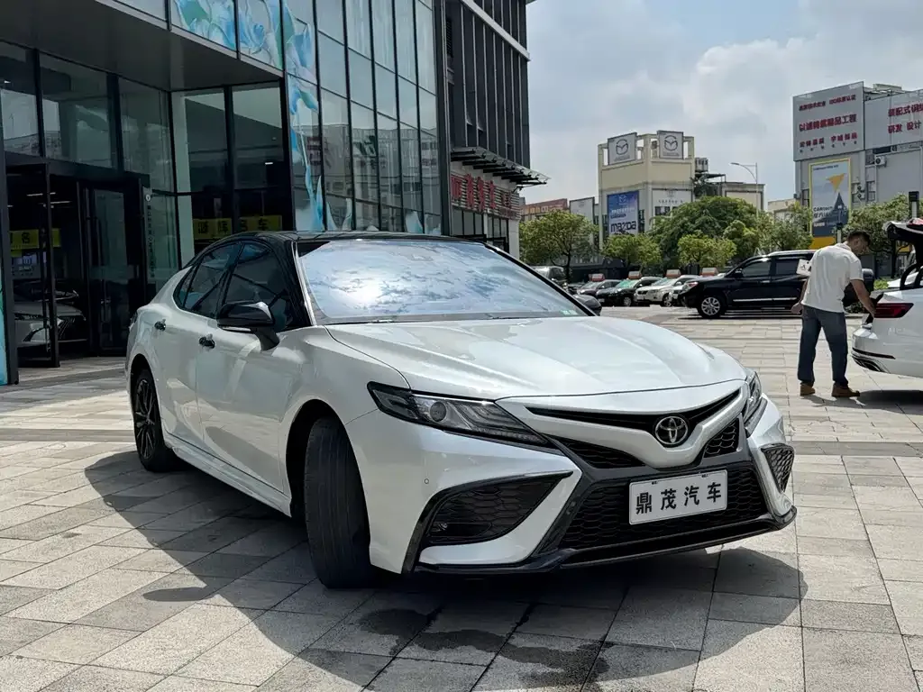 Toyota Camry — фото 3