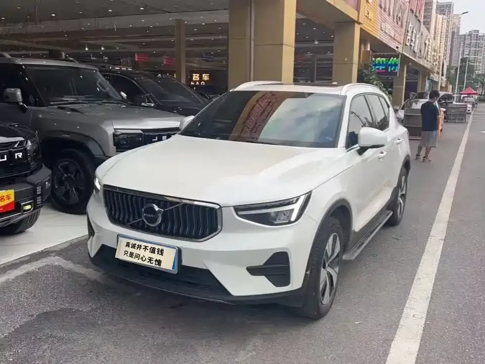 Volvo XC40 — фото 1