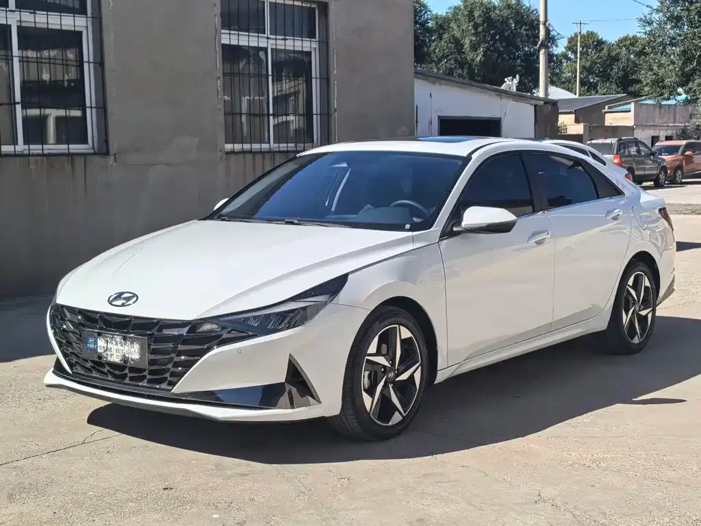 Hyundai Elantra — фото 1