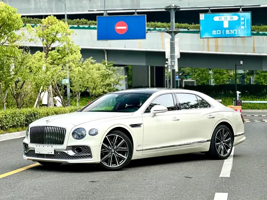 Bentley Flying Spur PHEV — фото 1